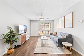 Soco 2BR Corner Suite w Pool King bed Fast Wifi