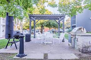 Soco 2BR Corner Suite w Pool King bed Fast Wifi