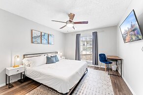 Soco 2BR Corner Suite w Pool King bed Fast Wifi