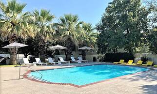 Soco 2BR Corner Suite w Pool King bed Fast Wifi