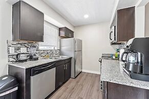 Spacious and Fun King Bed 2BR w Pool 5 Min to DT