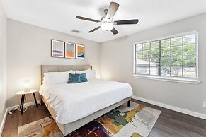 Spacious and Fun King Bed 2BR w Pool 5 Min to DT
