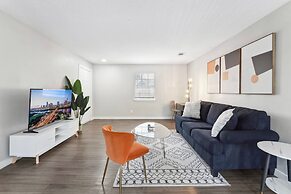 Spacious and Fun King Bed 2BR w Pool 5 Min to DT