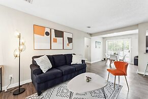 Spacious and Fun King Bed 2BR w Pool 5 Min to DT