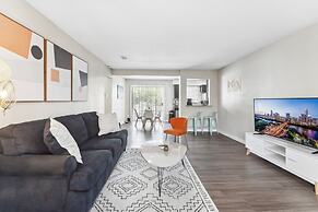 Spacious and Fun King Bed 2BR w Pool 5 Min to DT