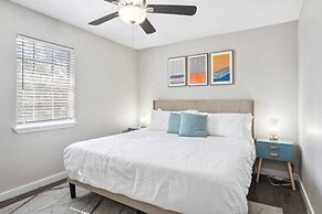 Spacious and Fun King Bed 2BR w Pool 5 Min to DT