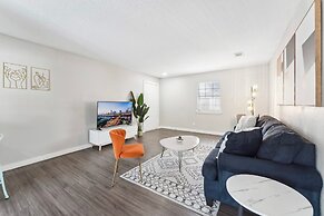 Spacious and Fun King Bed 2BR w Pool 5 Min to DT
