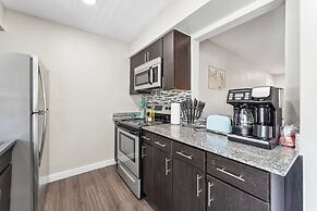 Spacious and Fun King Bed 2BR w Pool 5 Min to DT