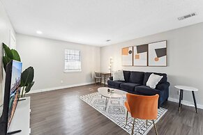 Spacious and Fun King Bed 2BR w Pool 5 Min to DT