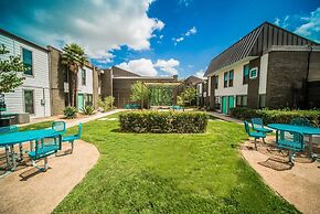 Spacious and Fun King Bed 2BR w Pool 5 Min to DT