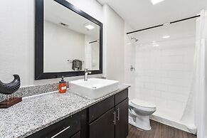 Spacious and Fun King Bed 2BR w Pool 5 Min to DT