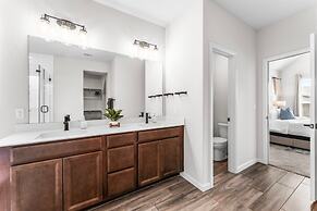 Close to Cota Downtown Cozy Luxe 4BR