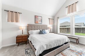 Close to Cota Downtown Cozy Luxe 4BR