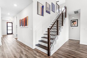 Close to Cota Downtown Cozy Luxe 4BR