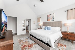 Close to Cota Downtown Cozy Luxe 4BR