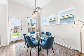 Close to Cota Downtown Cozy Luxe 4BR