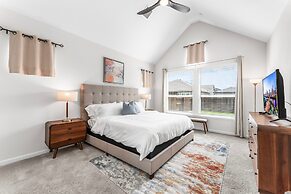 Close to Cota Downtown Cozy Luxe 4BR