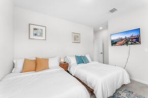 Close to Cota Downtown Cozy Luxe 4BR