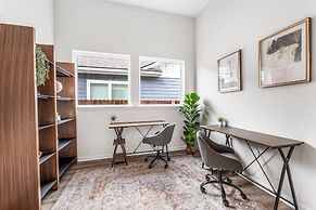 Close to Cota Downtown Cozy Luxe 4BR