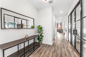 Close to Cota Downtown Cozy Luxe 4BR