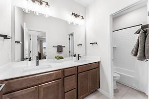 Close to Cota Downtown Cozy Luxe 4BR