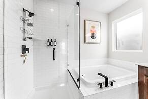 Close to Cota Downtown Cozy Luxe 4BR