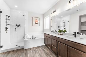 Close to Cota Downtown Cozy Luxe 4BR