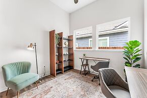 Close to Cota Downtown Cozy Luxe 4BR