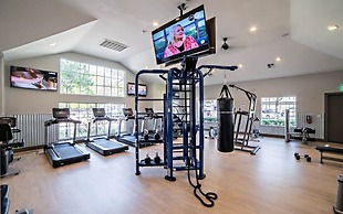 Comfy 2BR King Suite w Gym Pool Close to DT