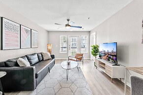 Comfy 2BR King Suite w Gym Pool Close to DT