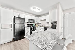 Comfy 2BR King Suite w Gym Pool Close to DT