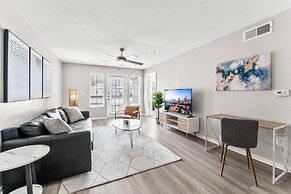 Comfy 2BR King Suite w Gym Pool Close to DT