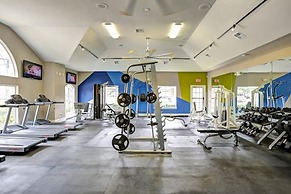 Comfy 2BR King Suite w Gym Pool Close to DT