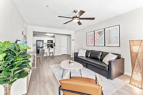 Comfy 2BR King Suite w Gym Pool Close to DT