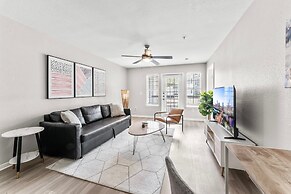 Comfy 2BR King Suite w Gym Pool Close to DT