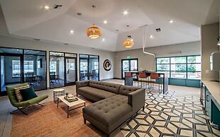 Comfy 2BR King Suite w Gym Pool Close to DT