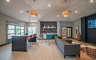 Comfy 2BR King Suite w Gym Pool Close to DT