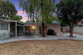 Sunlit Palm Cottage in Uptown Phoenix