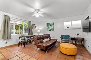 Sunlit Palm Cottage in Uptown Phoenix