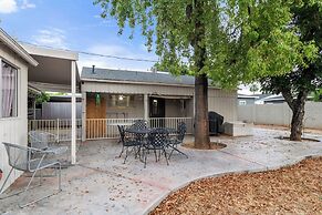 Sunlit Palm Cottage in Uptown Phoenix