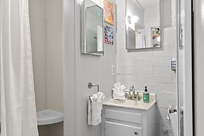 Sunlit Palm Cottage in Uptown Phoenix