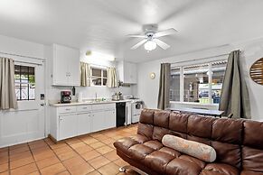 Sunlit Palm Cottage in Uptown Phoenix