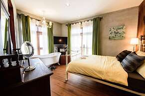 Roomquest Rimrabeang Amphawa Floating Market