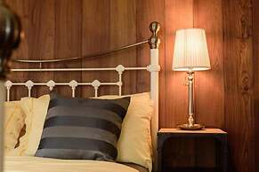 Roomquest Rimrabeang Amphawa Floating Market