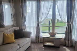 Beachside Holiday Retreat - Sleeps 6 & Parking