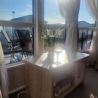 Beachside Holiday Retreat - Sleeps 6 & Parking