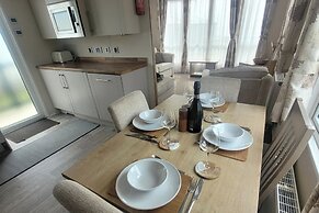 Beachside Holiday Retreat - Sleeps 6 & Parking