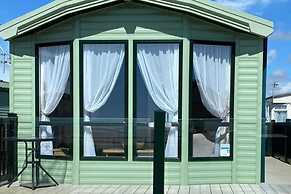 Beachside Holiday Retreat - Sleeps 6 & Parking