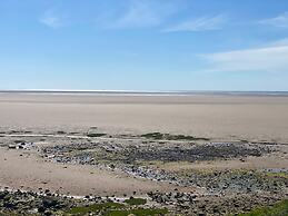 Beachside Holiday Retreat - Sleeps 6 & Parking