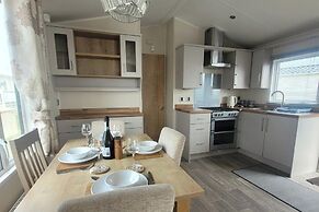 Beachside Holiday Retreat - Sleeps 6 & Parking